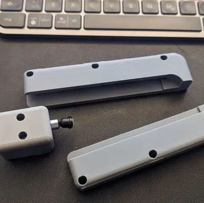 Giá đỡ bàn phím Logitech MX Keys dưới mặt bàn