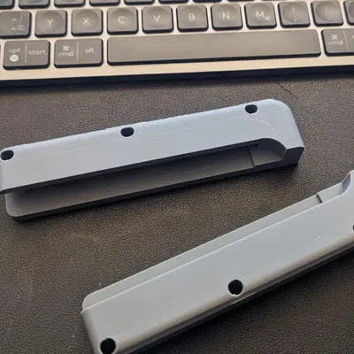 Giá đỡ bàn phím Logitech MX Keys dưới mặt bàn