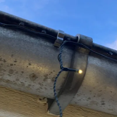 Kẹp gắn đèn Giáng Sinh cho rãnh thoát nước