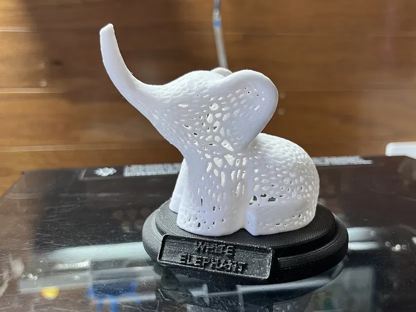 Cúp trao giải cho món quà Voi Trắng trong dịp lễ hội - Image 1