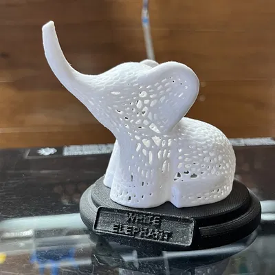 Cúp trao giải cho món quà Voi Trắng trong dịp lễ hội