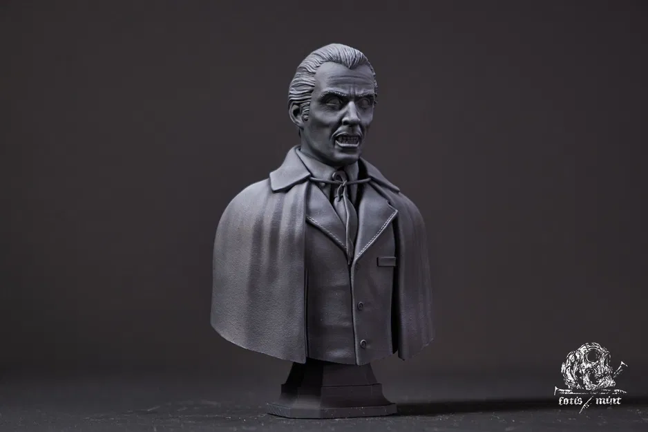 Tượng bán thân Count Dracula của Christopher Lee - Image 2
