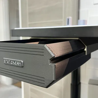 Ngăn kéo lớn dưới bàn với bốn tùy chọn nội thất