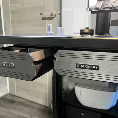 Ngăn kéo lớn dưới bàn với bốn tùy chọn nội thất