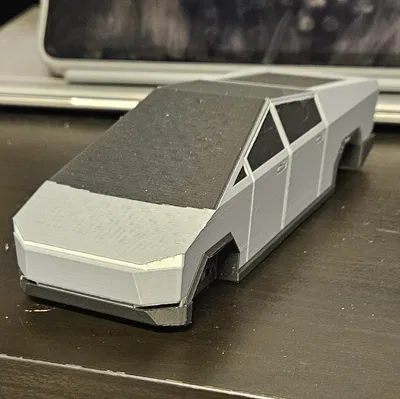 Mô hình xe Cybertruck tự chế với bánh xe tháo rời