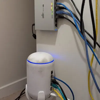 Giá đỡ tường cho Ubiquiti UniFi Dream Machine