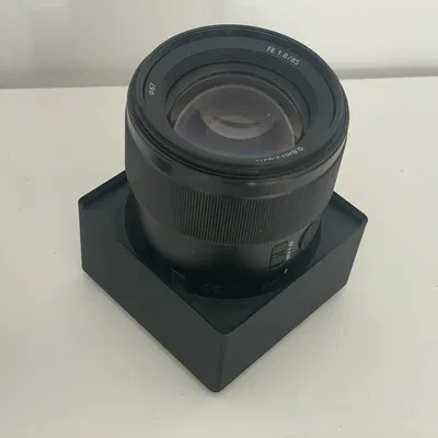 Hộp chứa ống kính Sony e-Mount với nắp ống kính tháo rời