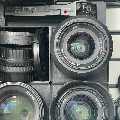 Hộp chứa ống kính Sony e-Mount với nắp ống kính tháo rời