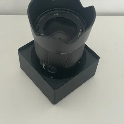 Hộp chứa ống kính Sony e-Mount với nắp ống kính tháo rời