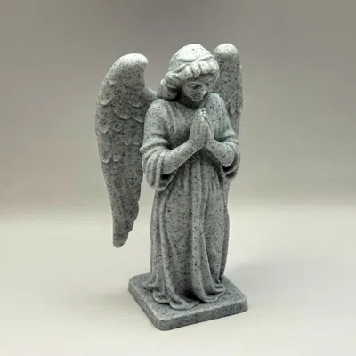 Tượng thiên thần cầu nguyện thanh thoát