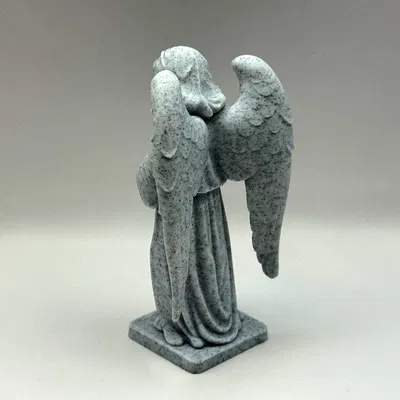 Tượng thiên thần cầu nguyện thanh thoát