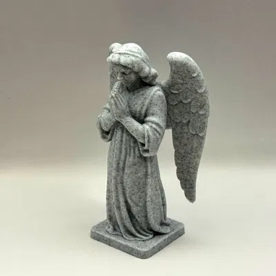 Tượng thiên thần cầu nguyện thanh thoát