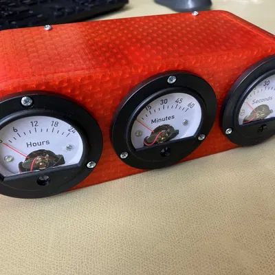 Đồng hồ analog kiểu retro với 3 đồng hồ voltmeter