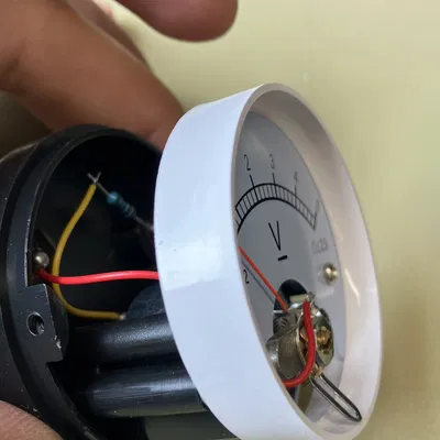 Đồng hồ analog kiểu retro với 3 đồng hồ voltmeter