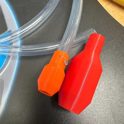 Bình siphon nhỏ gọn cho xe máy trong chuyến phiêu lưu