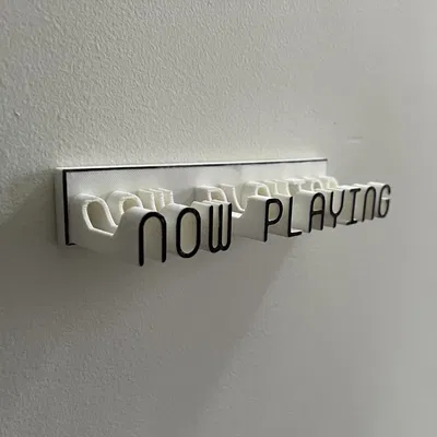 Giá đỡ đĩa nhạc treo tường trong khi phát nhạc
