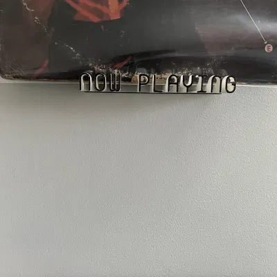 Giá đỡ đĩa nhạc treo tường trong khi phát nhạc