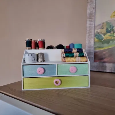 Hộp đựng kim chỉ chia thành ba phần tiện lợi cho việc in 3D