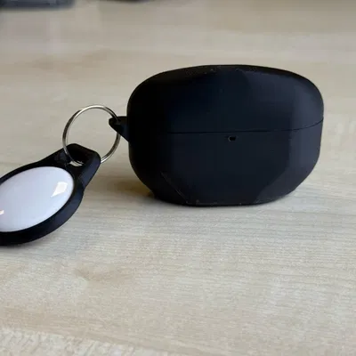 Vỏ tai nghe Sony WF-1000xm5 với móc gắn airtag