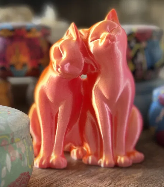 Hai chú mèo âu yếm bên nhau trong tư thế thân mật - Image 1