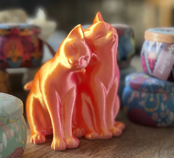 Hai chú mèo âu yếm bên nhau trong tư thế thân mật - Image 2