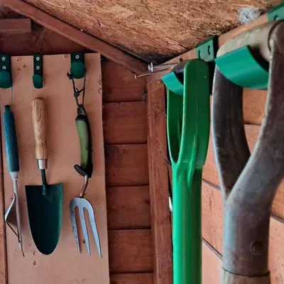 Giá treo dụng cụ làm vườn cho nhà kho