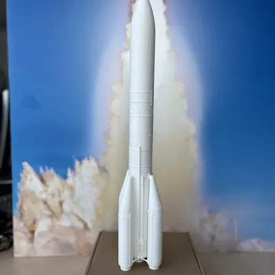 Tên lửa Ariane 6 với 4 bộ tăng cường tỉ lệ 1/100