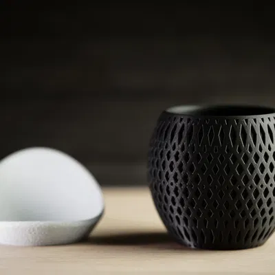 Chậu cây hiện đại với đế bao quanh tối giản