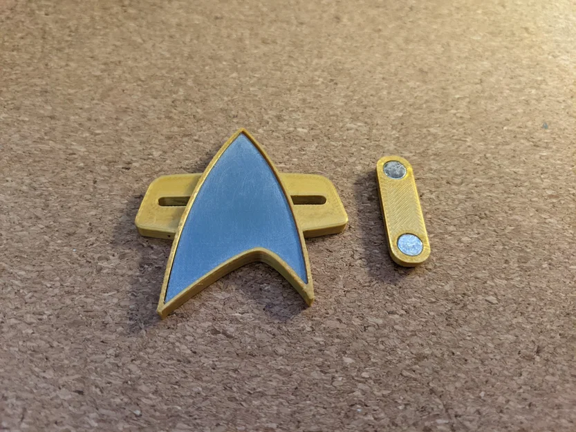 Huy hiệu Comm của Star Trek Voyager/DS9 với lỗ nam châm - Image 1