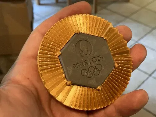 Huy chương vàng Olympic Paris 2024 - Thiết kế hai màu sắc - Image 2