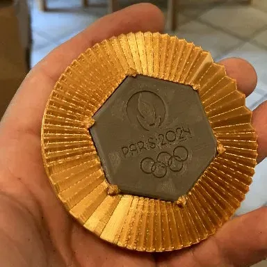 Huy chương vàng Olympic Paris 2024 - Thiết kế hai màu sắc