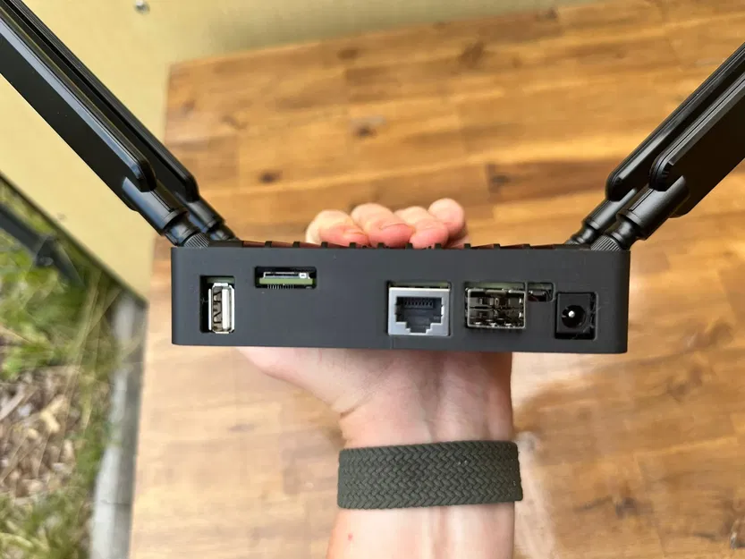 Hộp routerboard MikroTik L23UGSR-5HaxD2HaxD với thiết kế thông gió - Image 2