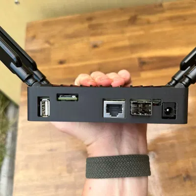 Hộp routerboard MikroTik L23UGSR-5HaxD2HaxD với thiết kế thông gió