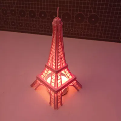 Mô hình tháp Eiffel lắp ráp bằng thẻ kit