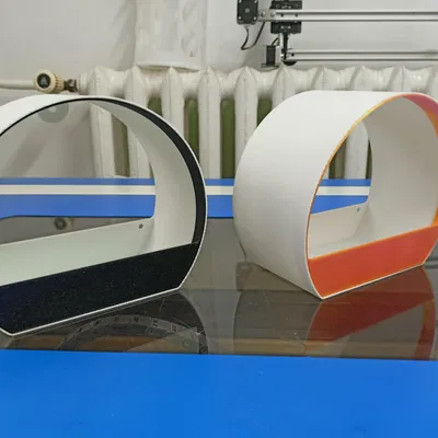 Cây cho chim ăn gắn cửa sổ nhỏ xinh