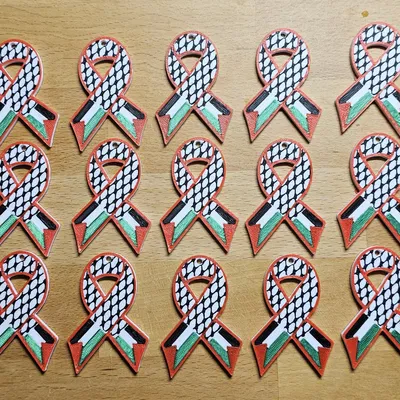 Ruy băng với khăn keffiyeh và cờ Palestine