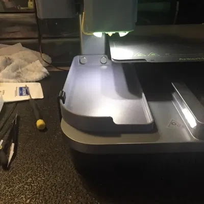 Khay chứa mảnh filament từ AnkerMake M5C với kẹp nổi