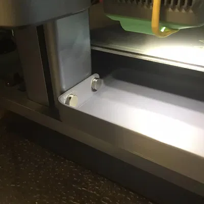 Khay chứa mảnh filament từ AnkerMake M5C với kẹp nổi