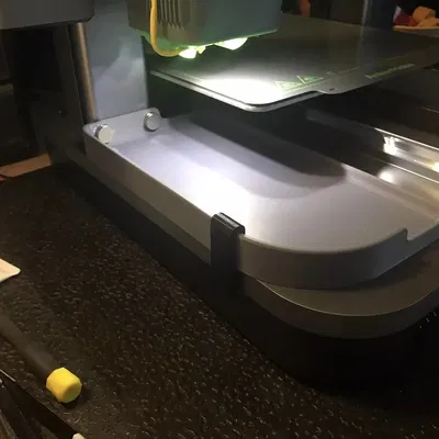 Khay chứa mảnh filament từ AnkerMake M5C với kẹp nổi