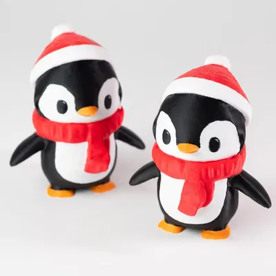 Penguin dễ thương với khăn quàng cổ và mũ len