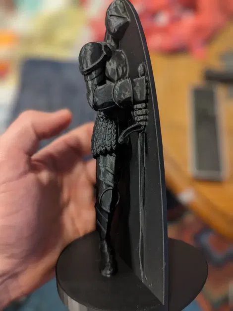 Giá đỡ sách hiệp sĩ chi tiết với bộ giáp tinh xảo - Image 1