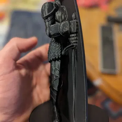 Giá đỡ sách hiệp sĩ chi tiết với bộ giáp tinh xảo