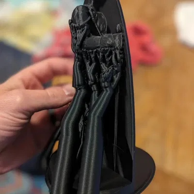 Giá đỡ sách hiệp sĩ chi tiết với bộ giáp tinh xảo