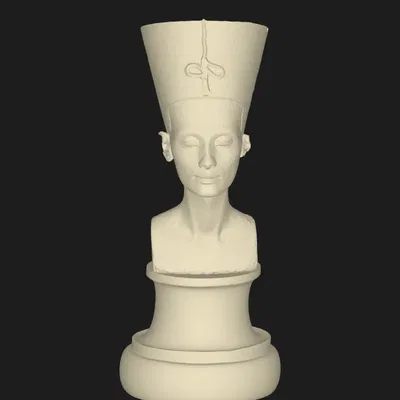 Tượng bán thân nữ hoàng Nefertiti trên bệ đỡ
