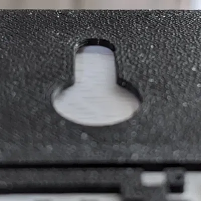 Giá treo hình ảnh kiểu khóa trên tường với khối âm