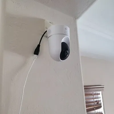 Giá đỡ tường cho camera Eufy quay nghiêng trong nhà