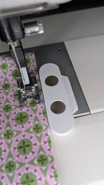 Hướng dẫn đường may máy may với khe nam châm đôi - Giữ vải... - Image 2