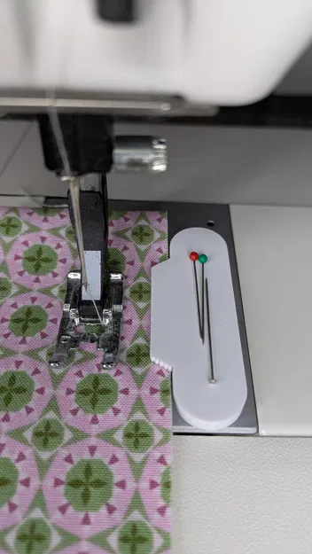 Hướng dẫn đường may máy may với khe nam châm đôi - Giữ vải... - Image 3