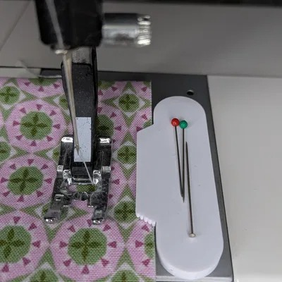 Hướng dẫn đường may máy may với khe nam châm đôi - Giữ vải...