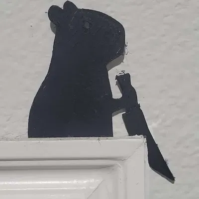 Nắp cửa hình capybara cầm dao hài hước